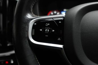 VOLVO XC60 2.0 B5 MHEV R-Design SUV 5dr Petrol Hybrid Auto Euro 6 (s/s) (25