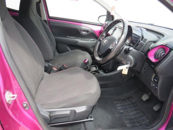 TOYOTA AYGO 1.0 VVT-i x-cite Hatchback 5dr Petrol x-shift Euro 6 (Safety Sen