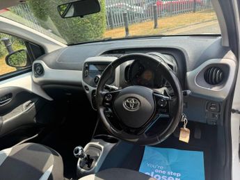 TOYOTA AYGO 1.0 VVT-i x-play Hatchback 5dr Petrol x-shift Euro 6 (68 ps)