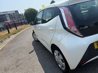TOYOTA AYGO 1.0 VVT-i x-play Hatchback 5dr Petrol x-shift Euro 6 (68 ps)