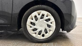 TOYOTA AYGO 1.0 VVT-i x-play Hatchback 5dr Petrol x-shift Euro 6 (Safety Sen