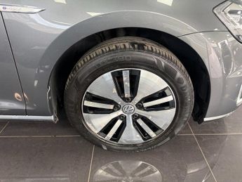 VOLKSWAGEN E-GOLF 35.8kWh e-Golf Hatchback 5dr Electric Auto (136 ps)