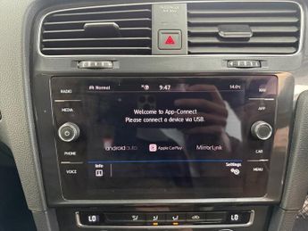 VOLKSWAGEN E-GOLF 35.8kWh e-Golf Hatchback 5dr Electric Auto (136 ps)