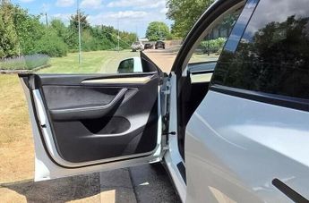TESLA MODEL Y Auto RWD 5dr