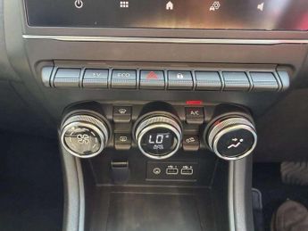 RENAULT CAPTUR 1.6 E-TECH evolution SUV 5dr Petrol Hybrid Auto Euro 6 (s/s) (14
