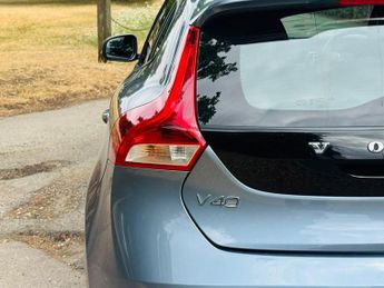 VOLVO V40 1.5 T3 Momentum Hatchback 5dr Petrol Auto Euro 6 (s/s) (152 ps)