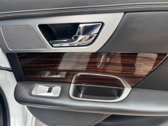 JAGUAR XF 2.2d Portfolio Saloon 4dr Diesel Auto Euro 5 (s/s) (200 ps)