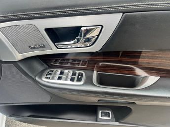 JAGUAR XF 2.2d Portfolio Saloon 4dr Diesel Auto Euro 5 (s/s) (200 ps)