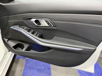 BMW 3 SERIES 2.0 320i M Sport Saloon 4dr Petrol Auto Euro 6 (s/s) (184 ps)