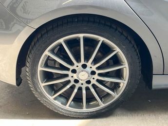 MERCEDES-BENZ A CLASS 1.5 A180d AMG Line (Premium) Hatchback 5dr Diesel 7G-DCT Euro 6 