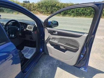FORD FOCUS 1.6 Zetec Estate 5dr Petrol Automatic (184 g/km, 99 bhp)