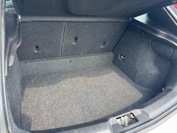 VOLVO V40 2.0 D2 Momentum Hatchback 5dr Diesel Auto Euro 6 (s/s) (120 ps)