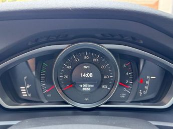VOLVO V40 2.0 D2 Momentum Hatchback 5dr Diesel Auto Euro 6 (s/s) (120 ps)