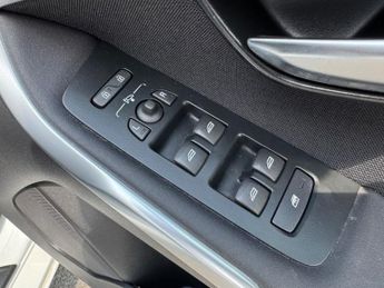 VOLVO V40 2.0 D2 Momentum Hatchback 5dr Diesel Auto Euro 6 (s/s) (120 ps)
