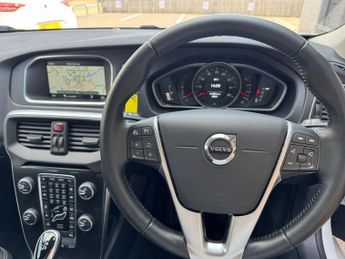 VOLVO V40 2.0 D2 Momentum Hatchback 5dr Diesel Auto Euro 6 (s/s) (120 ps)