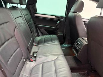 VOLKSWAGEN TOUAREG 3.0 TDI V6 BlueMotion Tech R-Line SUV 5dr Diesel Tiptronic 4WD E