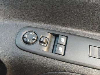VAUXHALL Combo Life Electric 52kWh Design XL MPV 5dr Electric Auto (11kW Charger) (136 ps)