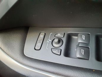 VOLVO V40 CROSS COUNTRY 1.5 T3 Pro Hatchback 5dr Petrol Auto Euro 6 (s/s) (152 ps)