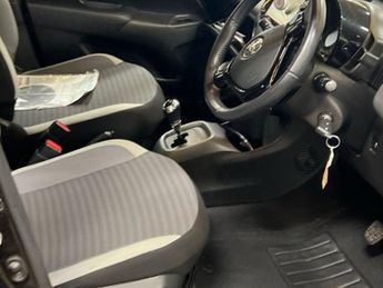TOYOTA AYGO 1.0 VVT-i x-plore Hatchback 5dr Petrol x-shift Euro 6 (71 ps)