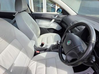 SKODA OCTAVIA 2.0 TDI Laurin & Klement Hatchback 5dr Diesel DSG Euro 4 (140 ps