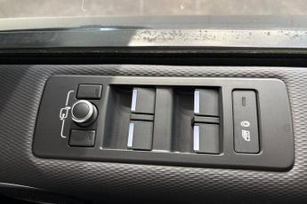 LAND ROVER DISCOVERY 3.0 D300 MHEV R-Dynamic HSE SUV 5dr Diesel Auto 4WD Euro 6 (s/s)
