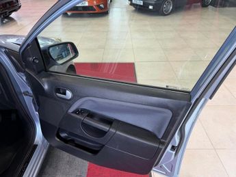FORD FIESTA 1.6 Ghia Hatchback 5dr Petrol Automatic (176 g/km, 99 bhp)