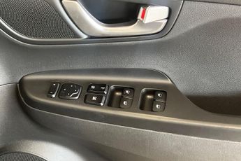 HYUNDAI KONA 39kWh SE Connect SUV 5dr Electric Auto (10.5kW Charger) (136 ps)