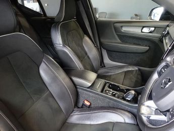 VOLVO XC40 1.5 T3 R-Design SUV 5dr Petrol Auto Euro 6 (s/s) (163 ps)