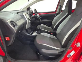 TOYOTA AYGO 1.0 VVT-i x-play Hatchback 5dr Petrol Manual Euro 5 Euro 5 (68 p