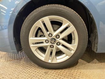 TOYOTA COROLLA 1.8 VVT-h Icon Tech Hatchback 5dr Petrol Hybrid CVT Euro 6 (s/s)
