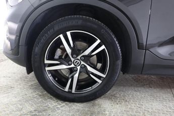 VOLVO XC40 2.0 B3 MHEV Plus Dark DCT Auto Euro 6 (s/s) 5dr