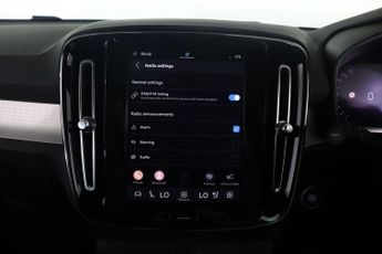 VOLVO XC40 2.0 B3 MHEV Plus Dark DCT Auto Euro 6 (s/s) 5dr