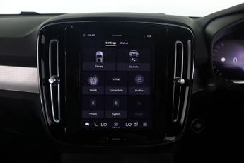 VOLVO XC40 2.0 B3 MHEV Plus Dark DCT Auto Euro 6 (s/s) 5dr