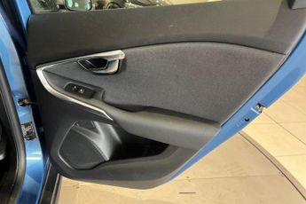 VOLVO V40 CROSS COUNTRY 2.0 D2 SE Hatchback 5dr Diesel Auto Euro 6 (s/s) (120 ps) Rear P