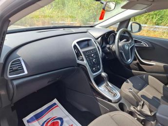 VAUXHALL ASTRA 1.6 16v SRi Hatchback 5dr Petrol Auto Euro 5 (115 ps)