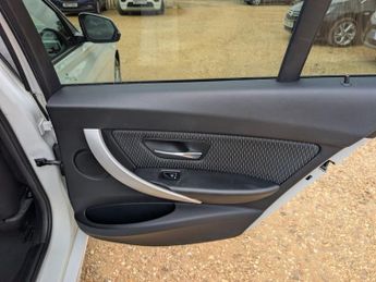 BMW 3 SERIES 2.0 320i SE Saloon 4dr Petrol Auto Euro 6 (s/s) (184 ps)