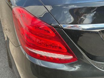 MERCEDES-BENZ C CLASS 2.1 C300dh AMG Line (Premium) Saloon 4dr Diesel Hybrid G-Tronic+