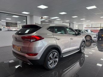 HYUNDAI TUCSON 2.0 CRDi Premium SUV 5dr Diesel Auto 4WD Euro 6 (136 ps)