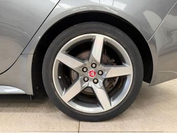 JAGUAR XE 2.0d R-Sport Saloon 4dr Diesel Auto Euro 6 (s/s) (180 ps)