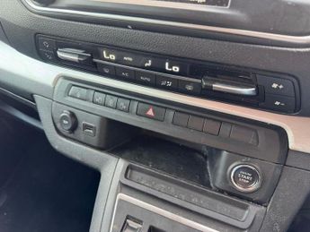VAUXHALL Vivaro Life Electric 50kWh Ultimate MPV 5dr Electric Auto LWB (8 Seat, 11kW Charger) 