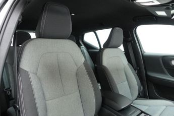 VOLVO XC40 2.0 B3 MHEV Plus Dark SUV 5dr Petrol Hybrid DCT Auto Euro 6 (s/s