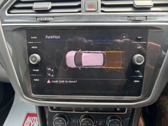 VOLKSWAGEN TIGUAN 2.0 TDI SE Navigation SUV 5dr Diesel 4Motion 4WD DSG Auto Euro 6