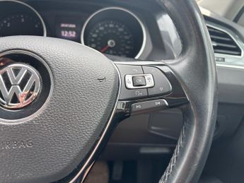 VOLKSWAGEN TIGUAN 2.0 TDI SE Navigation SUV 5dr Diesel 4Motion 4WD DSG Auto Euro 6