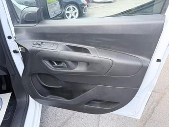 VAUXHALL Combo Electric 2300 50kWh Dynamic Panel Van 5dr Electric Auto L1 H1 (136 ps)