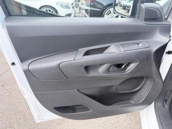 VAUXHALL Combo Electric 2300 50kWh Dynamic Panel Van 5dr Electric Auto L1 H1 (136 ps)