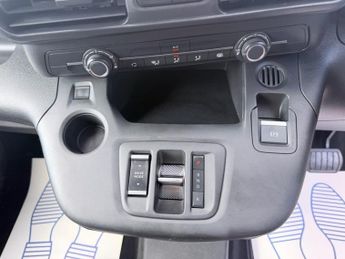 VAUXHALL Combo Electric 2300 50kWh Dynamic Panel Van 5dr Electric Auto L1 H1 (136 ps)
