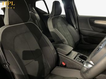 VOLVO XC40 2.0 B4 MHEV Plus Dark SUV 5dr Petrol Hybrid DCT Auto Euro 6 (s/s