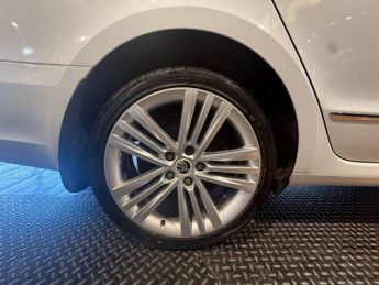 SKODA SUPERB 2.0 TDI Elegance Estate 5dr Diesel DSG 4WD Euro 5 (s/s) (170 ps)