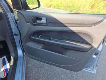FORD FOCUS 1.6 Style Hatchback 5dr Petrol Automatic (184 g/km, 99 bhp)