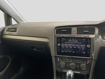 VOLKSWAGEN E-GOLF 35.8kWh e-Golf Hatchback 5dr Electric Auto (136 ps)